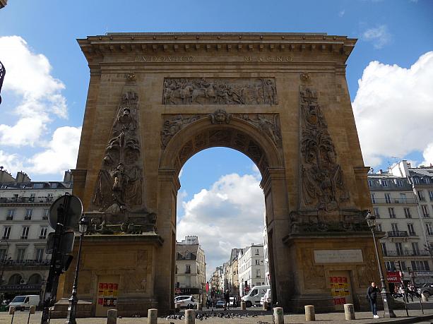 パリで一番古い門、サン・ドニ門です。昔は中心地からここまでがパリだったんです。パリもずいぶん小さかったんですね。