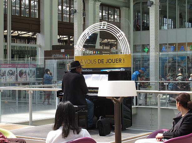 どの駅にもあるピアノコーナー。自由に演奏できます。今日はギャラリーもちょっと少なめ。