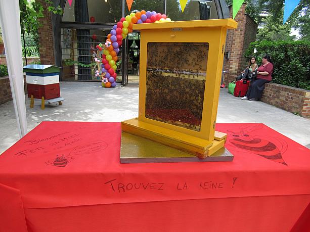 この日はパリ市開催のハチミツ祭り。入り口には何と蜂が。「女王蜂を探せ」と書いてあります。