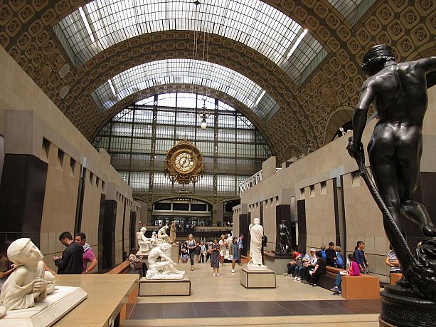 こちらはオルセー美術館です。印象派など、19世紀の美術に特化した美術館として知られています。