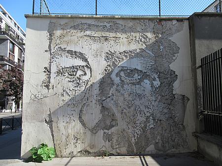 Vhils (Alexandre Farto)「顔-5」（177 rue du Château des Rentiers）2012年。なんとコンクリートを削った彫刻です