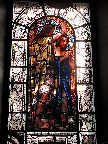洗礼を受けるキリストのステンドグラス。観光地ではない場所にも小さな発見があるのがパリの魅力です。