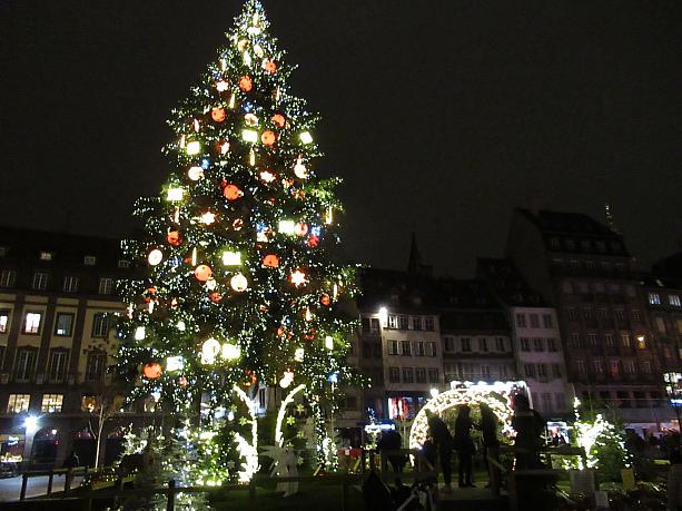 広場にある巨大クリスマスツリー。まずパリでは見かけることのない大きさとこれでもかというほどのデコレーションが目を引きます。