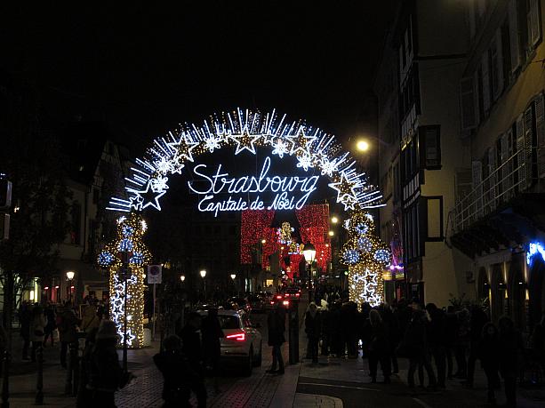 フランスで初めてクリスマス市が始まったのがここストラスブール。イルミネーションにも誇りと気合いが入ってます。