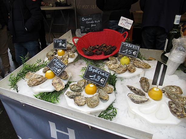 バスティーユ市場ではシーズンになると新鮮な牡蠣をその場で食べられます。レモンを絞ってどうぞ。