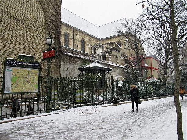 こちらサン・ジェルマン・デ・プレ駅。寒い日が続くパリではついに初雪が降りました！