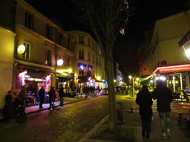 13区のビュット・オ・カイユはパリジャンにとても人気のあるエリア。週末のレストランやバーはとても賑わいます。