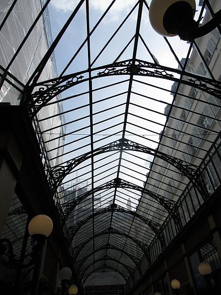 ガラスと鉄を使った典型的なパッサージュの屋根