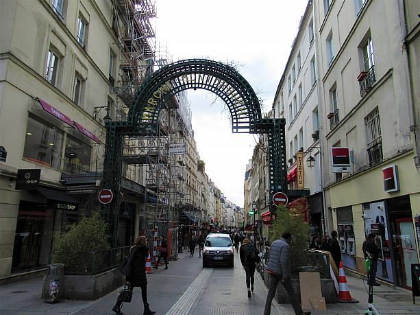 パリの胃袋、グルメエリアとして名高いモントルグイユ通り。モネの絵に描かれるなど歴史のある通りです。