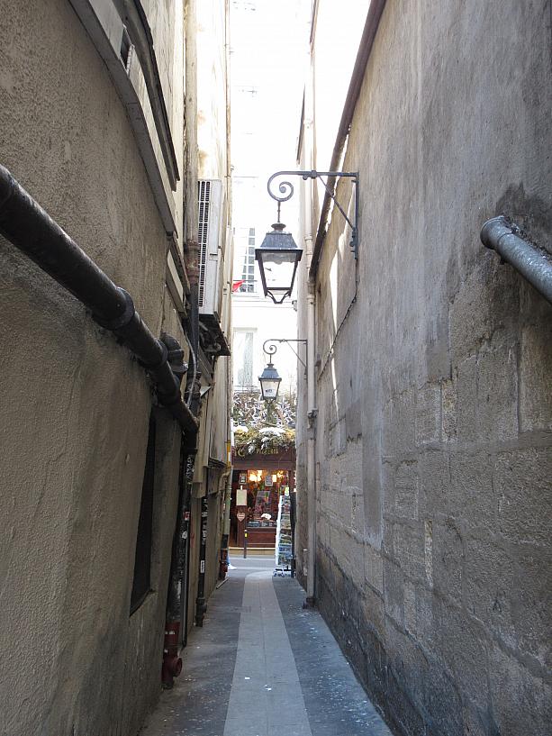 16世紀からあるこの通りは幅180ｍとパリで一番細い道とされています。注意していないと思わず通り過ぎてしまいそうです。