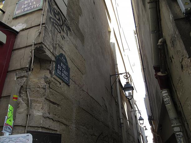 それがこのシャ・キ・ペッシュ通り（Rue du Chat Qui Pêche）。魚を獲る猫通りという意味です。