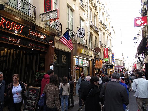 サン・ミシェル広場から延びるユシェット通り。観光客でにぎわうこの道にはパリの隠れた名所があります。
