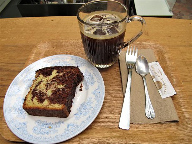 フランスでは珍しいアイスコーヒーは3.50ユーロ。ローズベーカリーのケーキも種類豊富です。