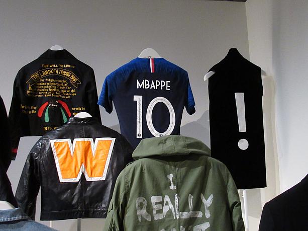 変り種では制服やスポーツウェアなども。サッカーフランス代表のエムバペ選手のユニフォームまで。