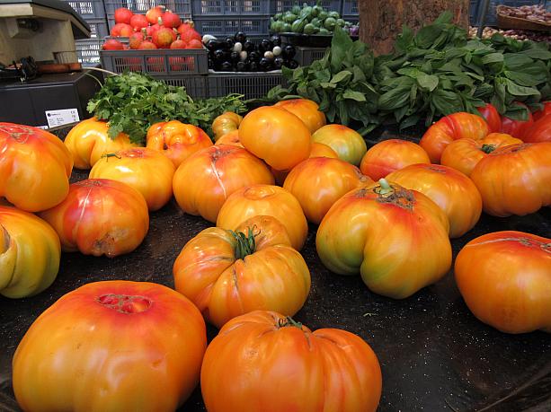 夏の名残を残すトマト。マルシェにはいろんな種類があります。こんな巨大トマトまで！