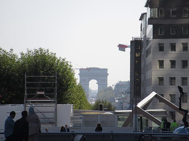 思いっ切りズームしてますが、凱旋門も見えます。パリの隣にあってパリとは全く違うラ・デファンスの風景です。