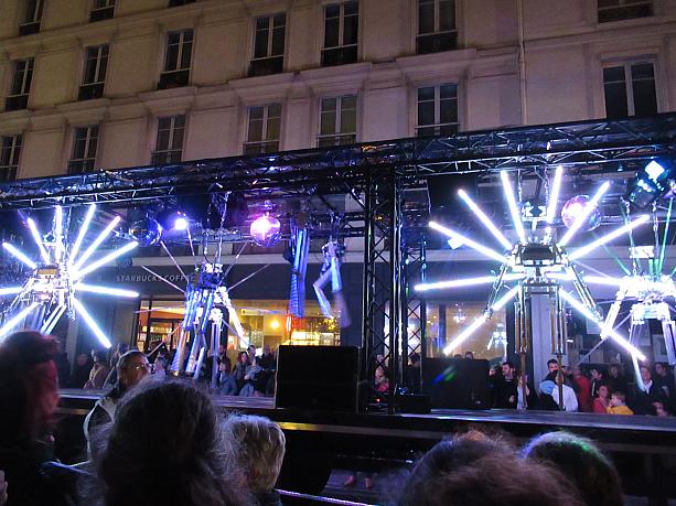 一夜限りの芸術祭、ニュイ・ブランシュ。リヴォリ通りではコンテンポラリーアートのパレードが行われていました。こちらは発光ロボット。