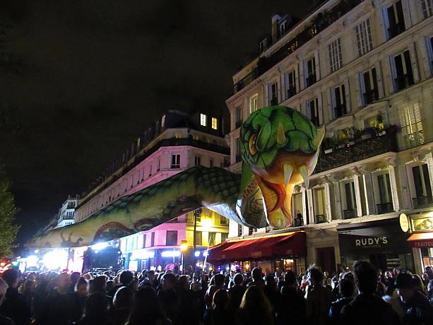 パリの街に浮かぶ恐竜。なんというかシュールな光景です。