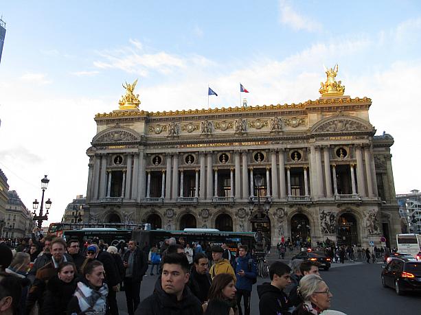 現在フランスでは年金改革法案に対する大規模なストライキが行われています。そのため、パリも交通網に影響がでています。こちらは週末のオペラ界隈。