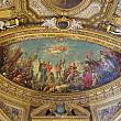 天井画の一つには、フランスの歴史の重要人物が描かれています。真ん中に立っているのはあのジャンヌ・ダルク。