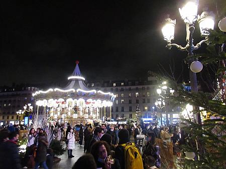 市庁舎前広場の特設クリスマスヴィラージュ。少しでもクリスマスの明るさを味わおうと沢山の人が訪れています