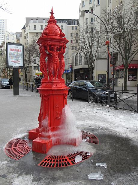 パリのあちこちにある給水スポットですが、こちらの中華街のものだけが赤なんですよ！