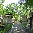 緑にあふれたパリの墓地はこれからの季節に気持ちのいい散策コースです。