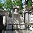こちらは詩人ミュッセのお墓です。正面入り口からすぐの分かりやすいところにあります。