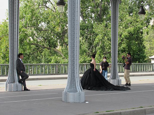 黒のドレスも素敵ですね♡