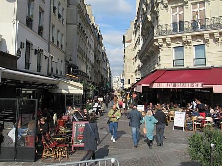 活気あるパリの商店街！
