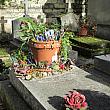 女流作家マルグリット・デュラスのお墓も人気。鉢植えにはペンがいっぱいです。