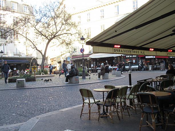 コントレスカルプ広場にはカフェが周りを囲んでいます。テラスでお茶をするのも寒くなってきましたね。