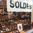 年に2回のソルドが始まっています！靴屋さんのショーウインドウには値引きタグがついた商品がズラリ。