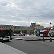ルーヴル美術館前に来ています。夏休みでパリジャンより旅行者の方が多いパリです。