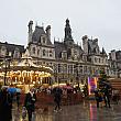 こちらはパリ市庁舎です。今年も広場にはクリスマスヴィラージュが開催されています！