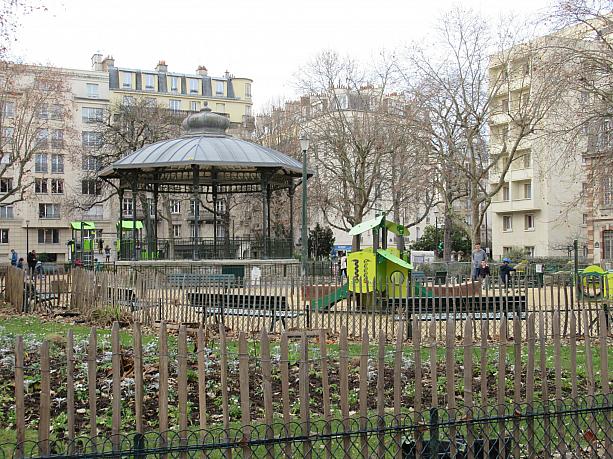家に飾ったツリーももう片付けの時期ですね。そこでパリの公園に登場するのが・・・