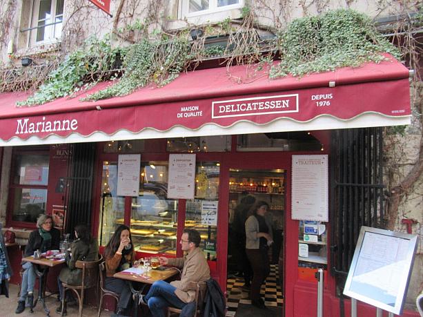 マレ地区はユダヤ料理のお店が多いことで有名。こちらのマリアンヌは老舗のファラフェル＆スイーツショップです。