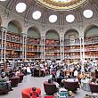広々とした空間に20000以上の蔵書