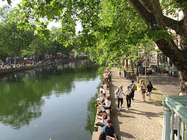 パリの避暑地的な存在の運河は昼から夜までにぎわいます。