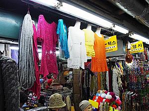 毛糸もたくさん売っています。突然タオル売り場があったりと市場ならではのごちゃまぜミックス感がおもしろい！