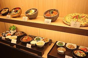 フードコートはメニューが豊富。韓国料理を中心に和食・中華・ベトナム料理などあり。フードコートの端にはレストランもあり。