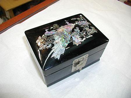 ● 螺鈿のジュエリーボックスはオルゴール付き。大20,000ウォン、小9,000ウォン。 
