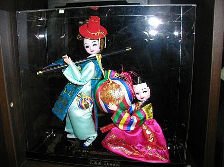 ● 韓国伝統人形もいろいろ揃っています。左から65,000ウォン、28,000ウォン、20,000ウォン、25,000ウォン。損傷しないようにしっかり梱包してくれるとのことでした。 
