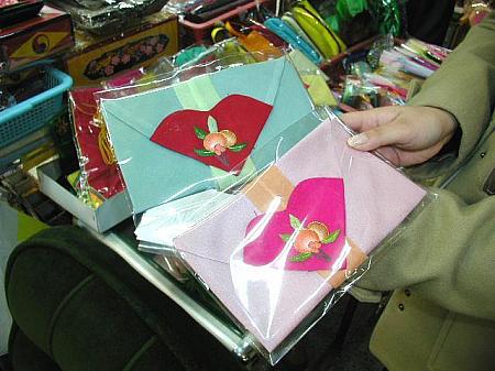 ● 広げると風呂敷のようになっているもの。韓国ののし袋で、結婚式などで主に使われるそうです。10,000ウォン。 
