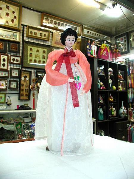 ● 韓国伝統人形もいろいろ揃っています。左から65,000ウォン、28,000ウォン、20,000ウォン、25,000ウォン。損傷しないようにしっかり梱包してくれるとのことでした。 
