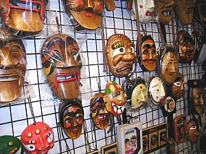 ● 韓国伝統仮面は一つ10,000ウォンから。紙のものから木で出来ている安東（アンドン）仮面まで揃っています。
