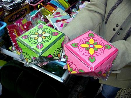 ● 韓紙を使った伝統的な箱。丁寧に手作りで作られた箱は、25,000ウォン。部屋に飾れば雰囲気を一新できそう？！ 