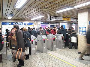 １． 地下鉄１・４号線ソウル駅の1番出口を出て