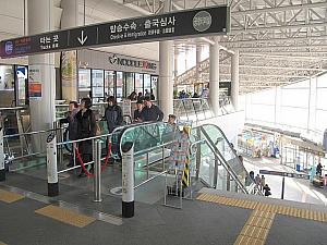 国鉄ソウル駅からはエスカレーターで下ります／エレベーターもあり