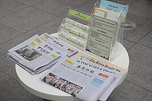 各国語版の案内パンフレットが棚には置かれています。施設の名刺も、９ヶ国語分を準備